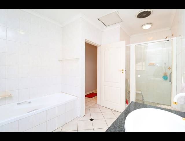 3 BEDROOM APARTMENT FOR SALE IN WAVERLEY